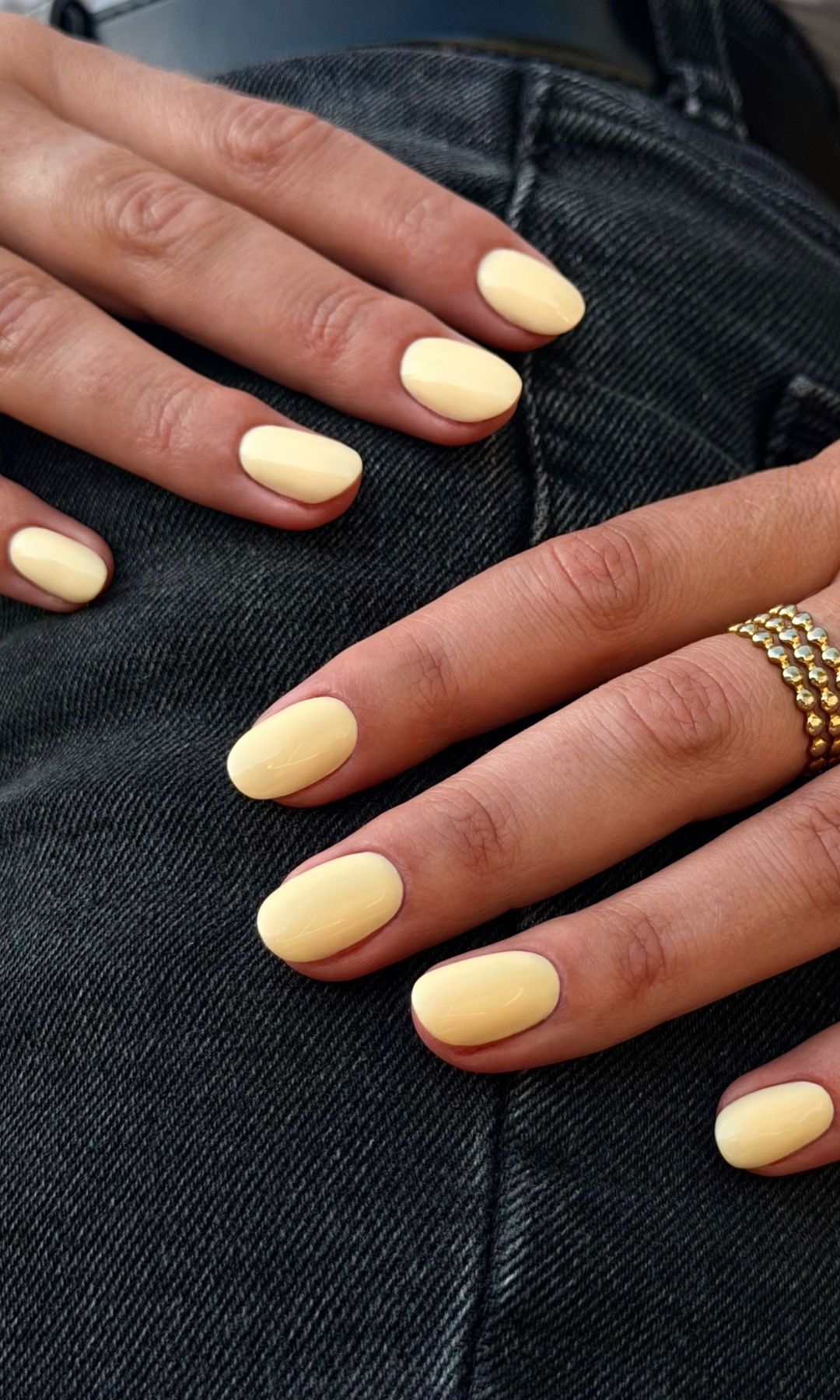Manicura en amarillo mantequilla