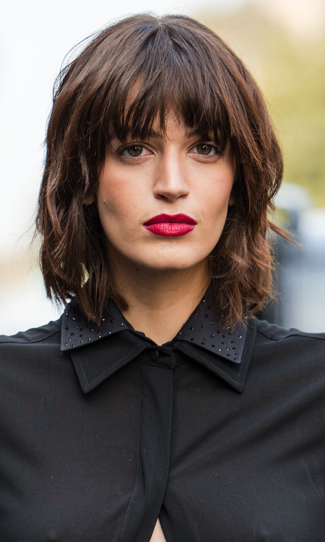 Mujer con cabello corto y flequillo