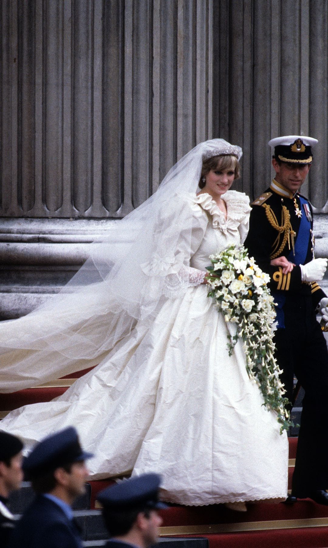 Plano entero de Diana de Gales el día de su boda con Carlos III