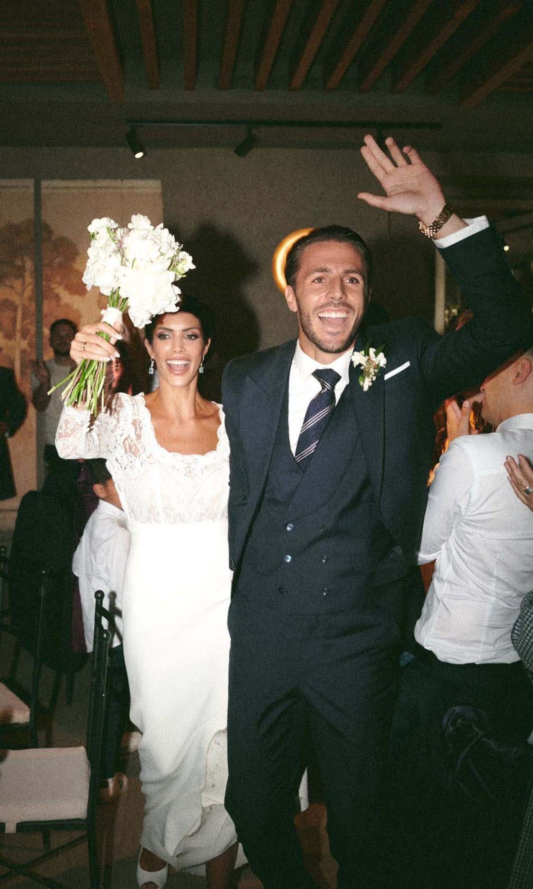 Los recién casados, felices, celebran junto a su familia y amigas 