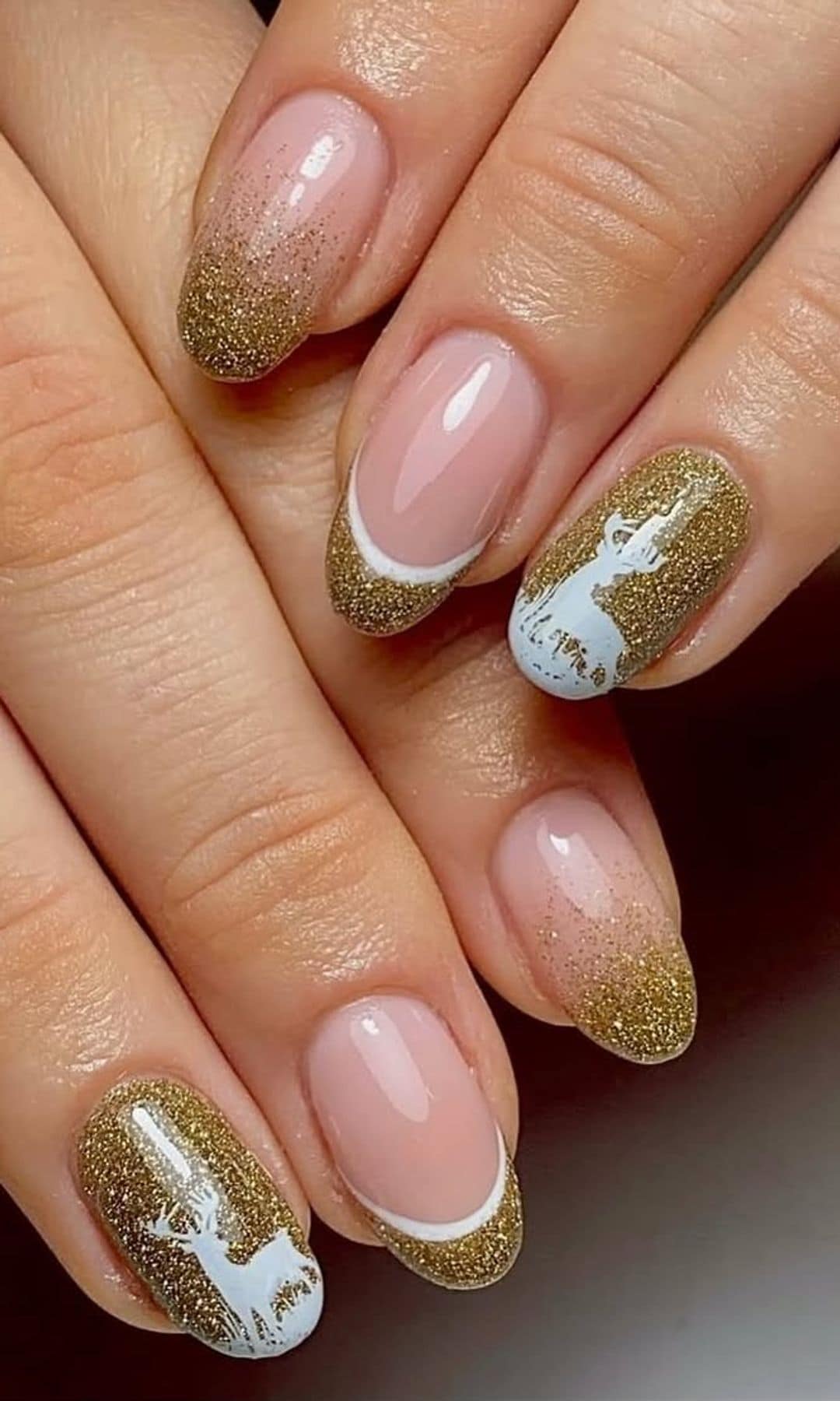 Manicuras doradas para Navidad