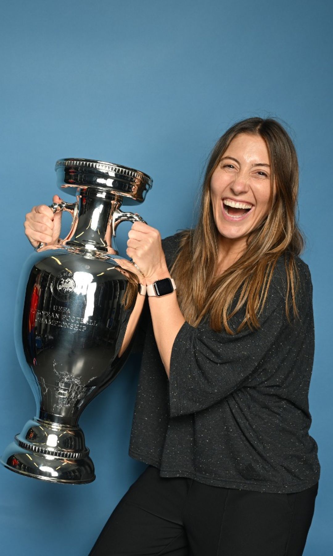 La nutricionista con el trofeo de la Eurocopa, ganada por España en 2024 de la que fue partícipe trabajando mano a mano con el equipo