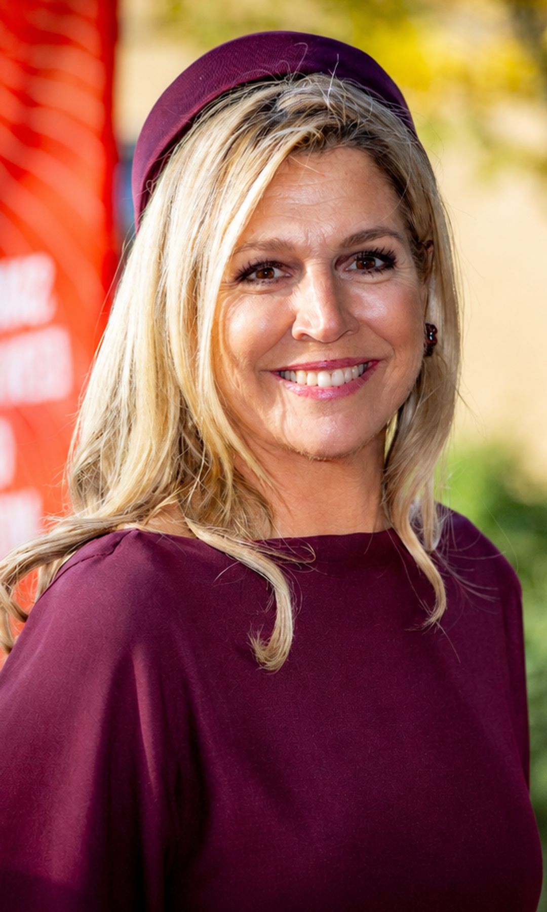 Máxima de Holanda, pura sofisticación con un vestido que marca la cintura y unos tacones 'reales'
