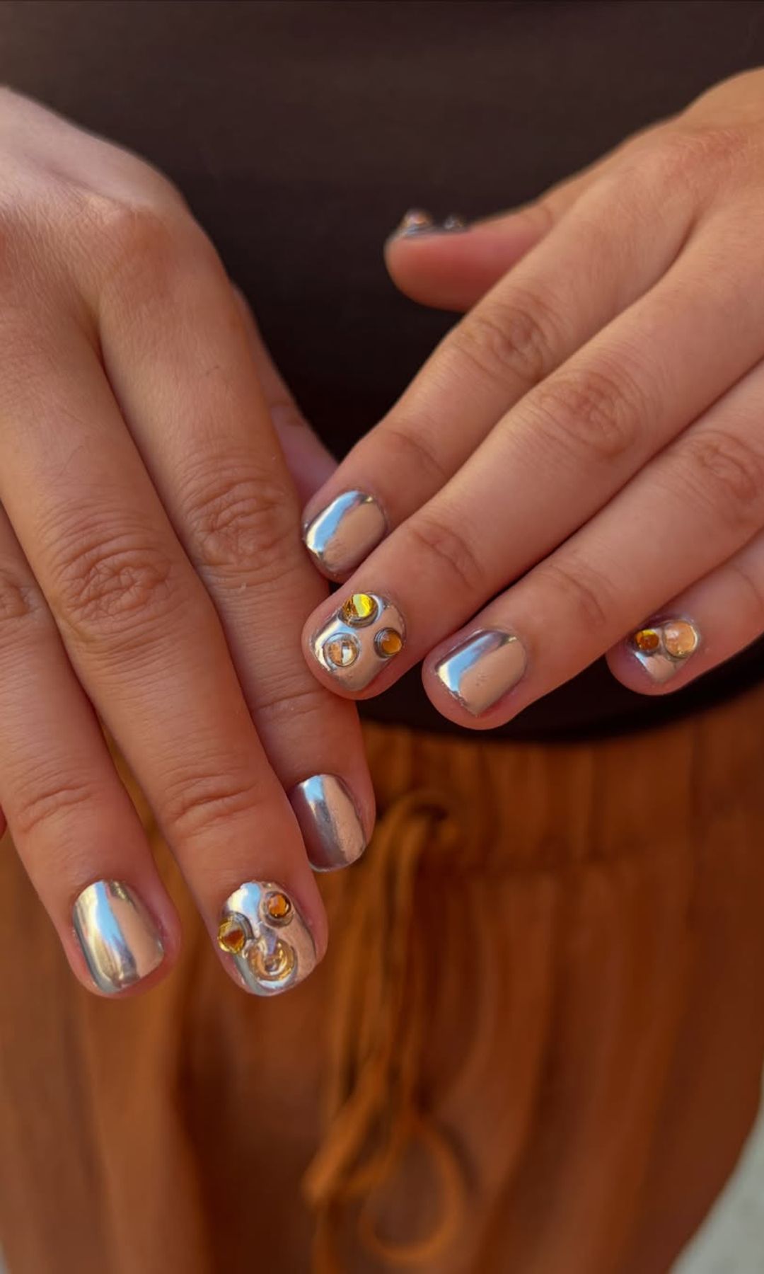 Manicura plateada con brillos