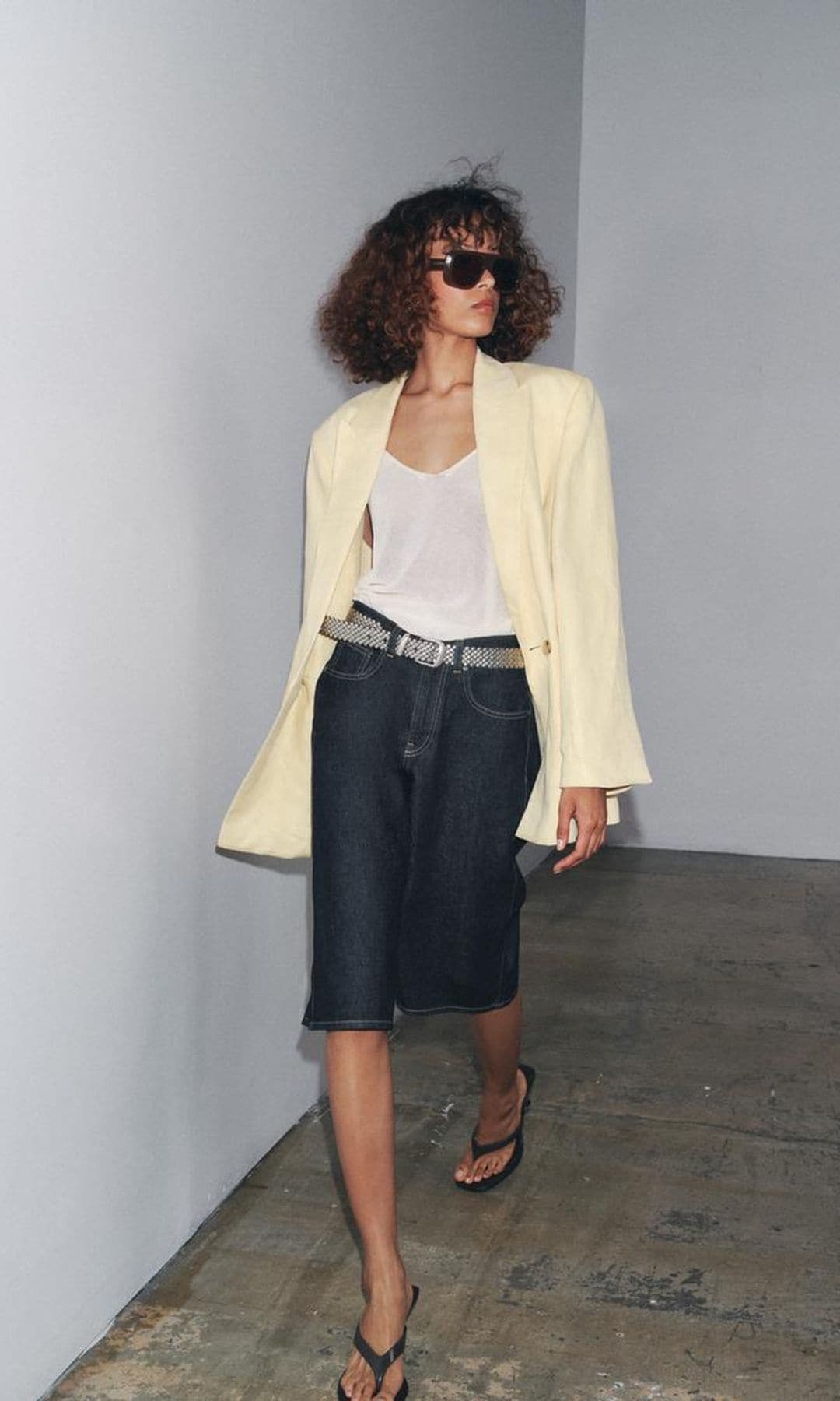 bermudas denim y blazer con chanclas