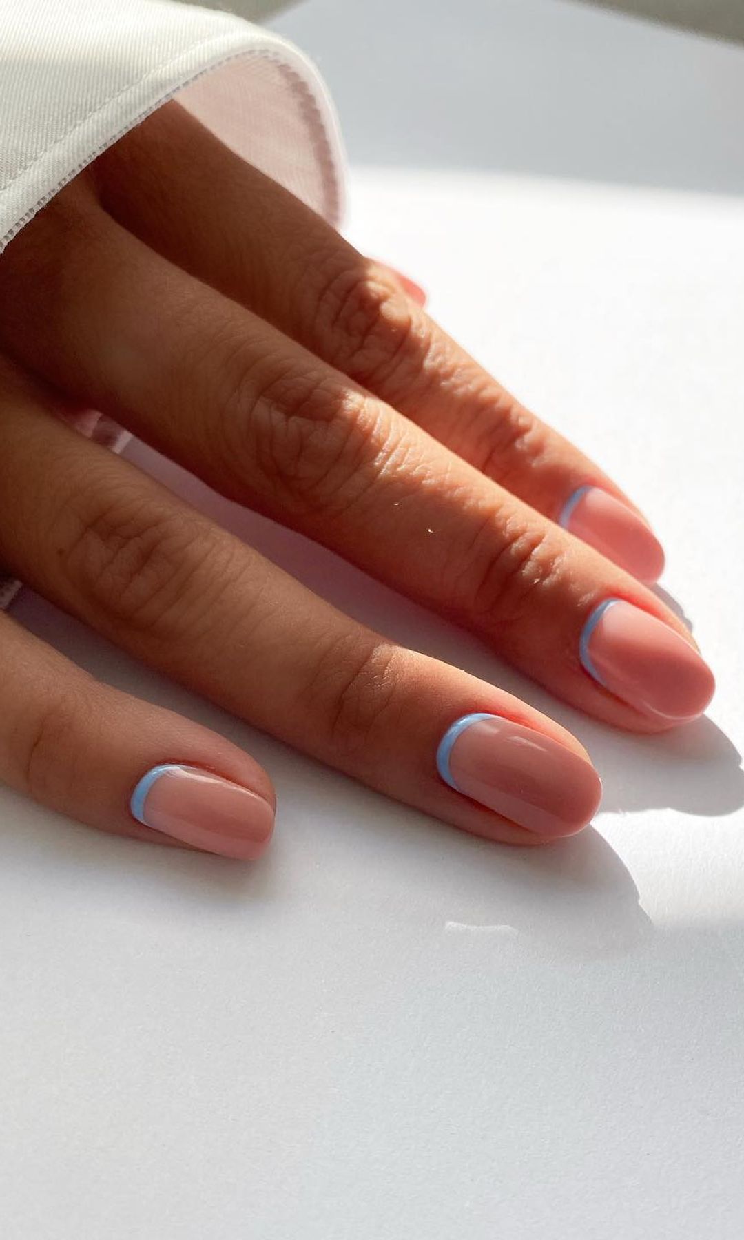 Manicura francesa invertida en azul