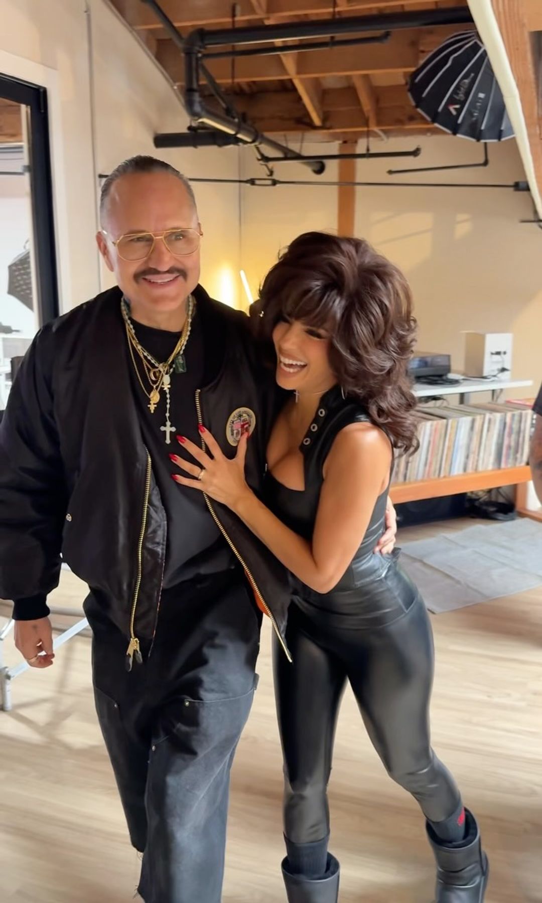 Eva Longoria luce una voluminosa melena de inspiración años 80 durante una sesión de fotos