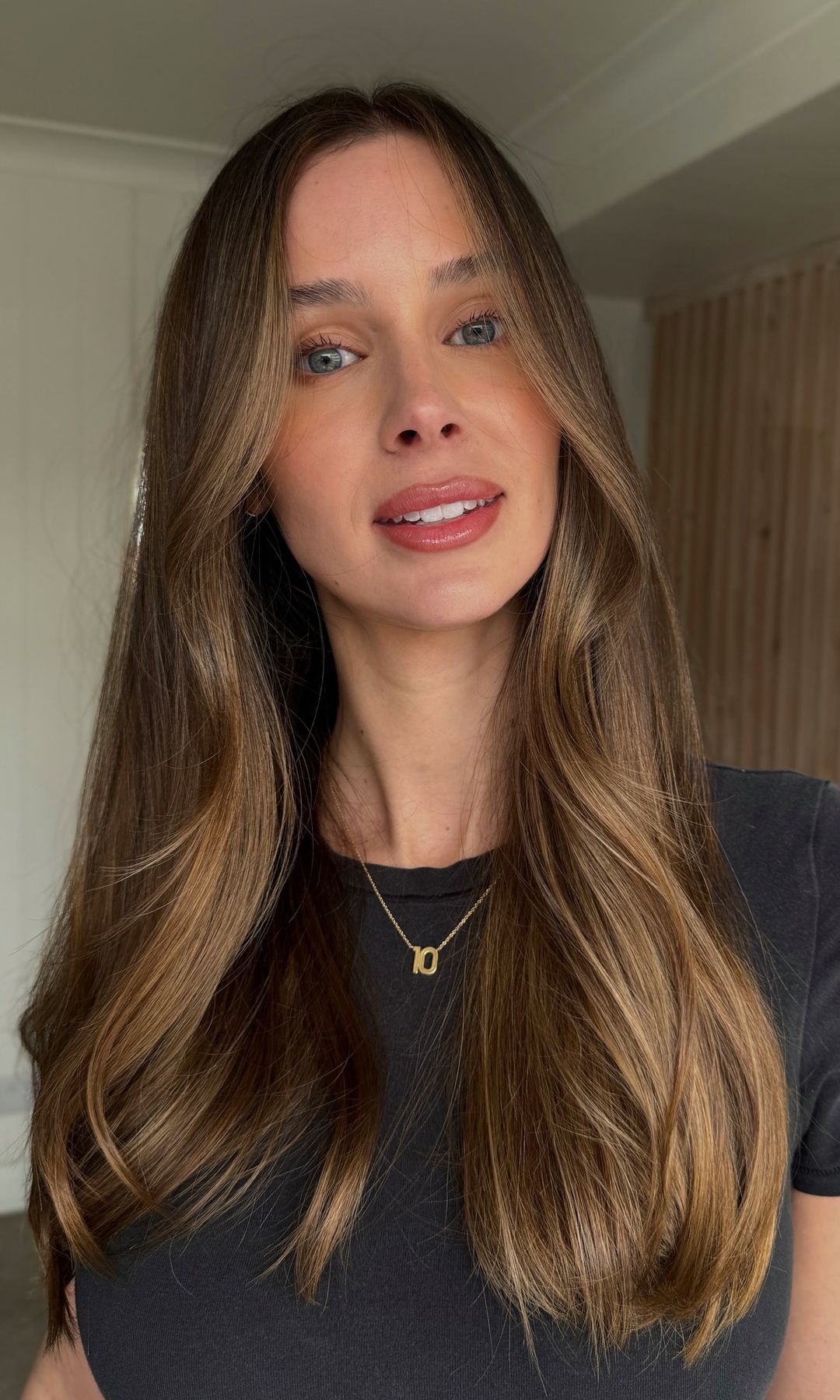 Cabello castaño iluminado con mechas