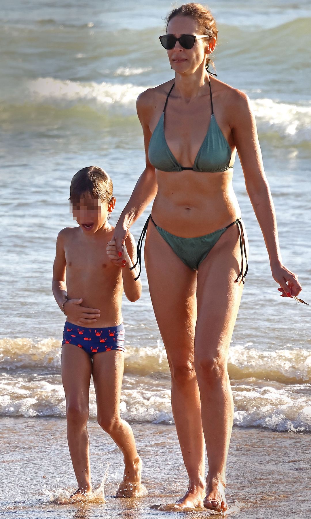 Eva González en la playa
