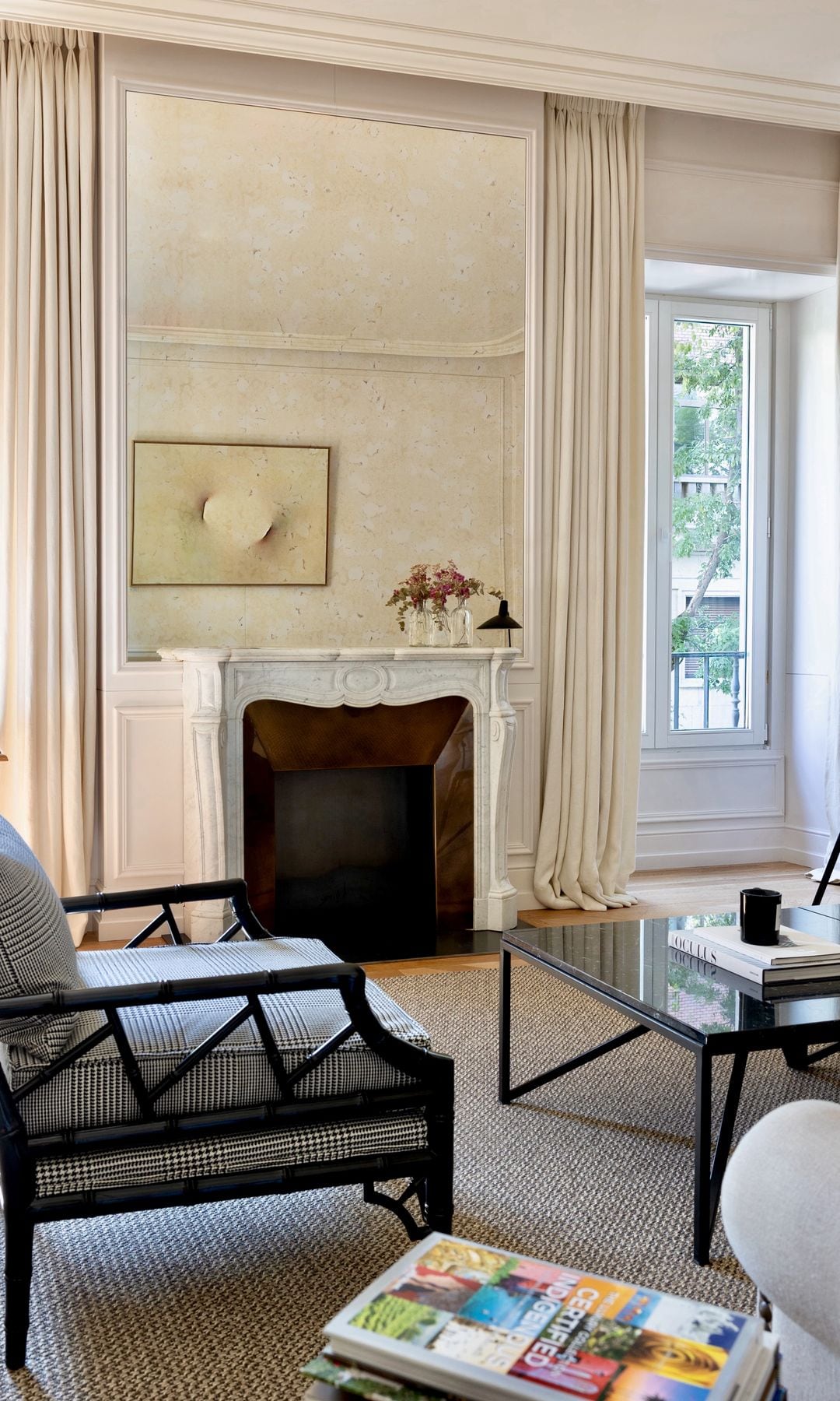 Salón con espejo sobre chimenea