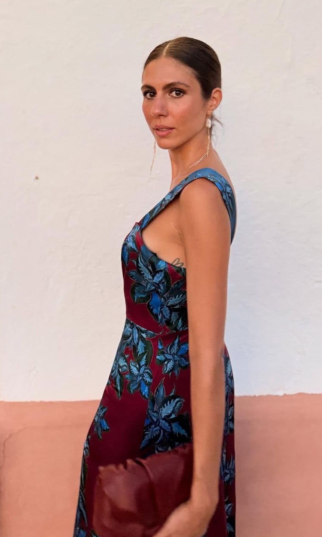 Ana Cristina Portillo con vestido estampado de invitada