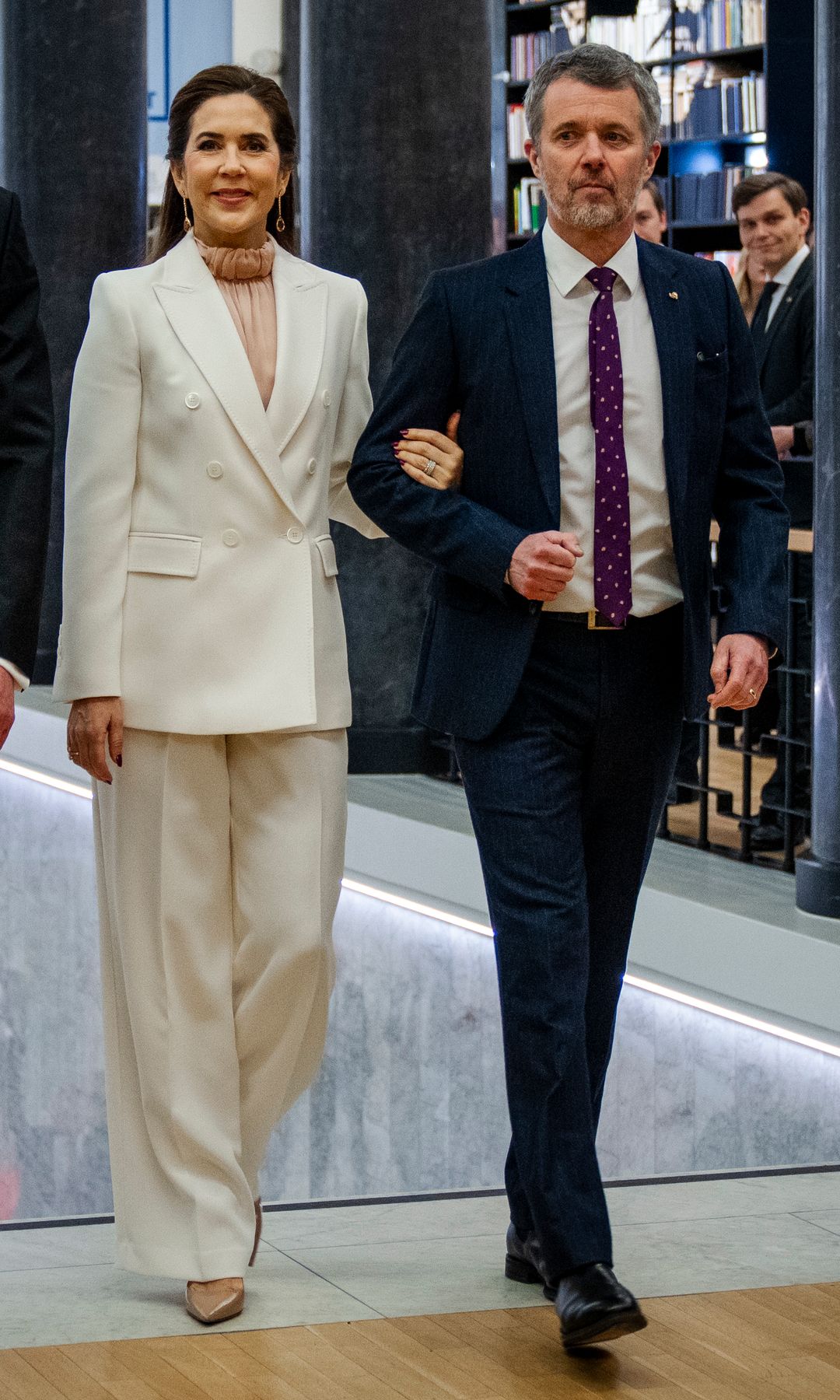 Mary de Dinamarca con traje blanco en Lituania