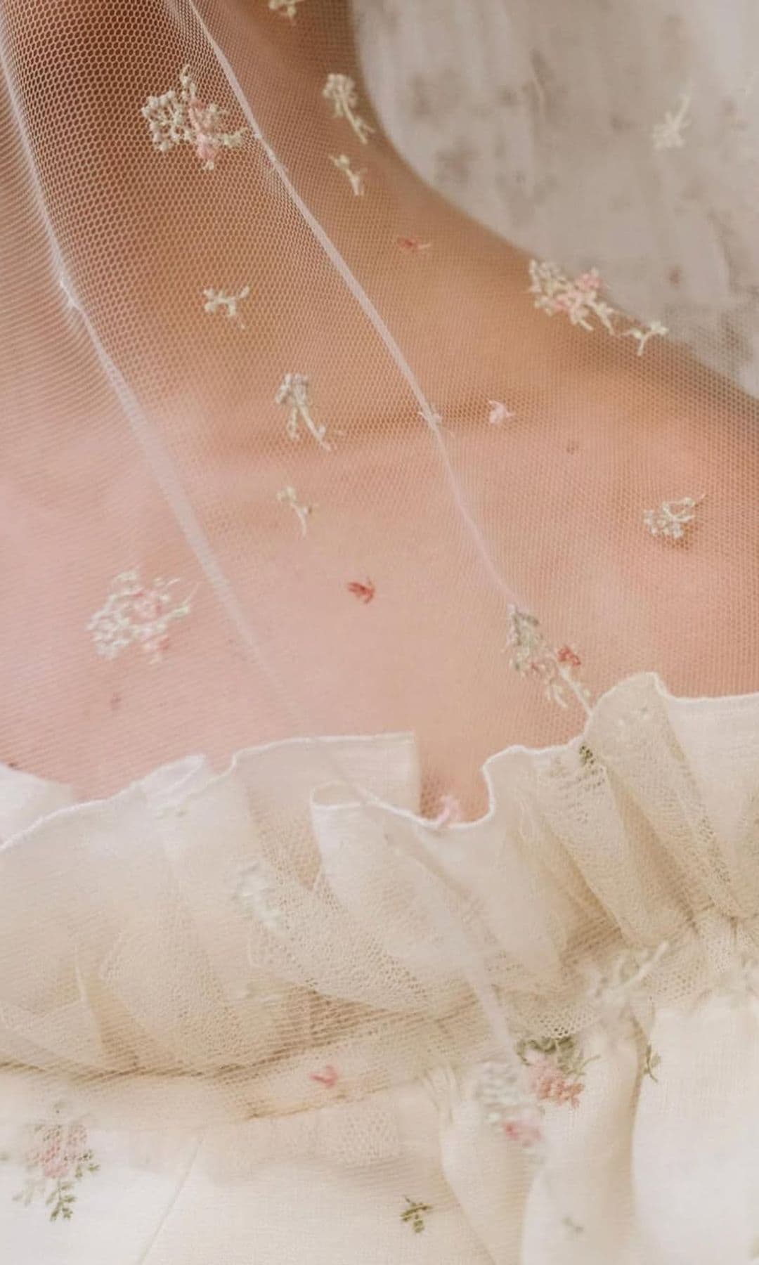 Vestido de novia con flores bordadas de Alejandra Valero