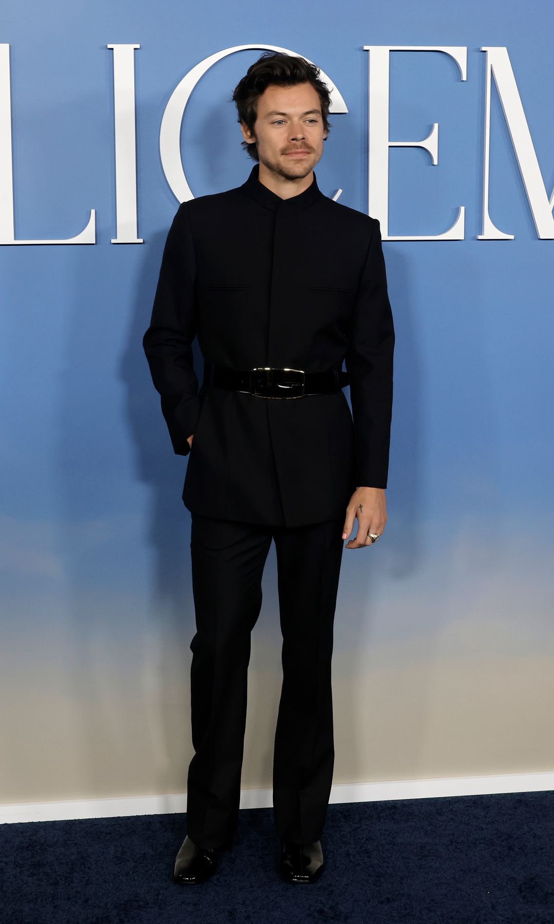 Harry Styles en 2022 con traje negro
