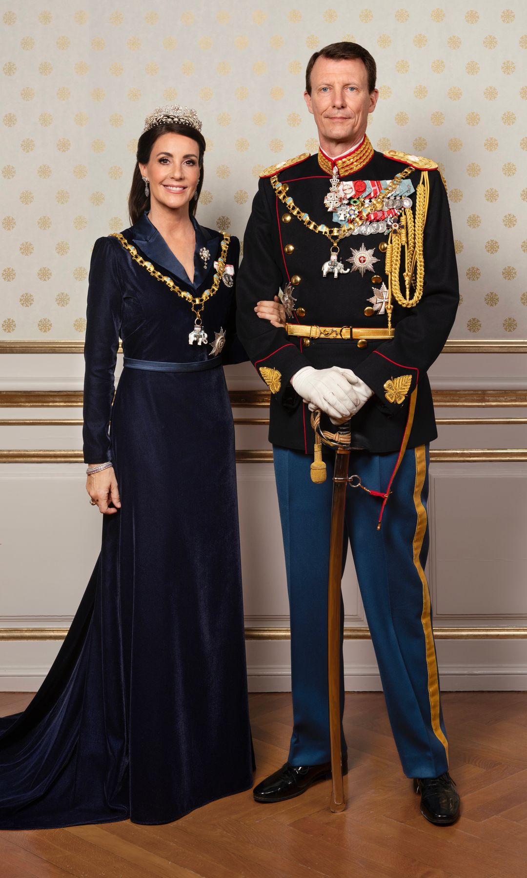 Retrato oficial de los príncipes Joaquín y Marie distribuido en el primer año del reinado de Federico X