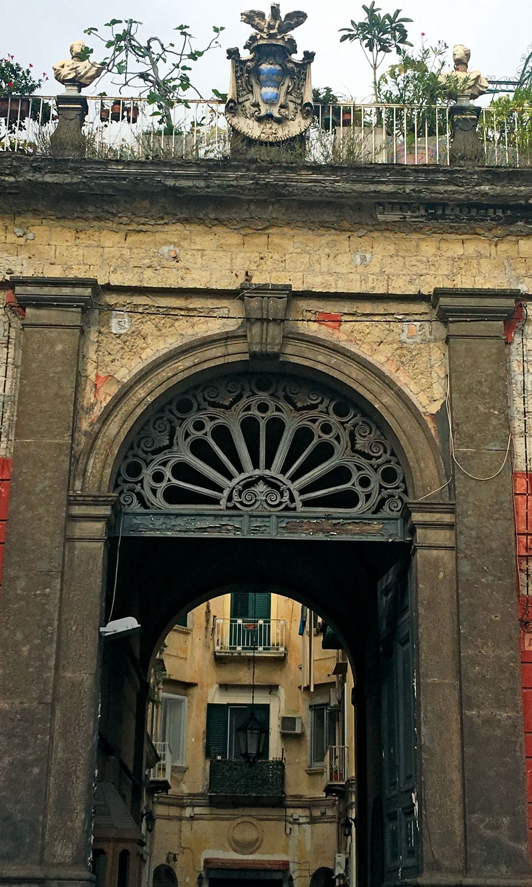 En este Nápoles decadente, mires donde mires, hay belleza