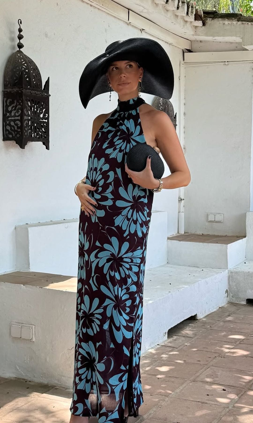 La invitada embarazada que se ha hecho viral con un vestido estampado y pamela XL en una boda en Marbella