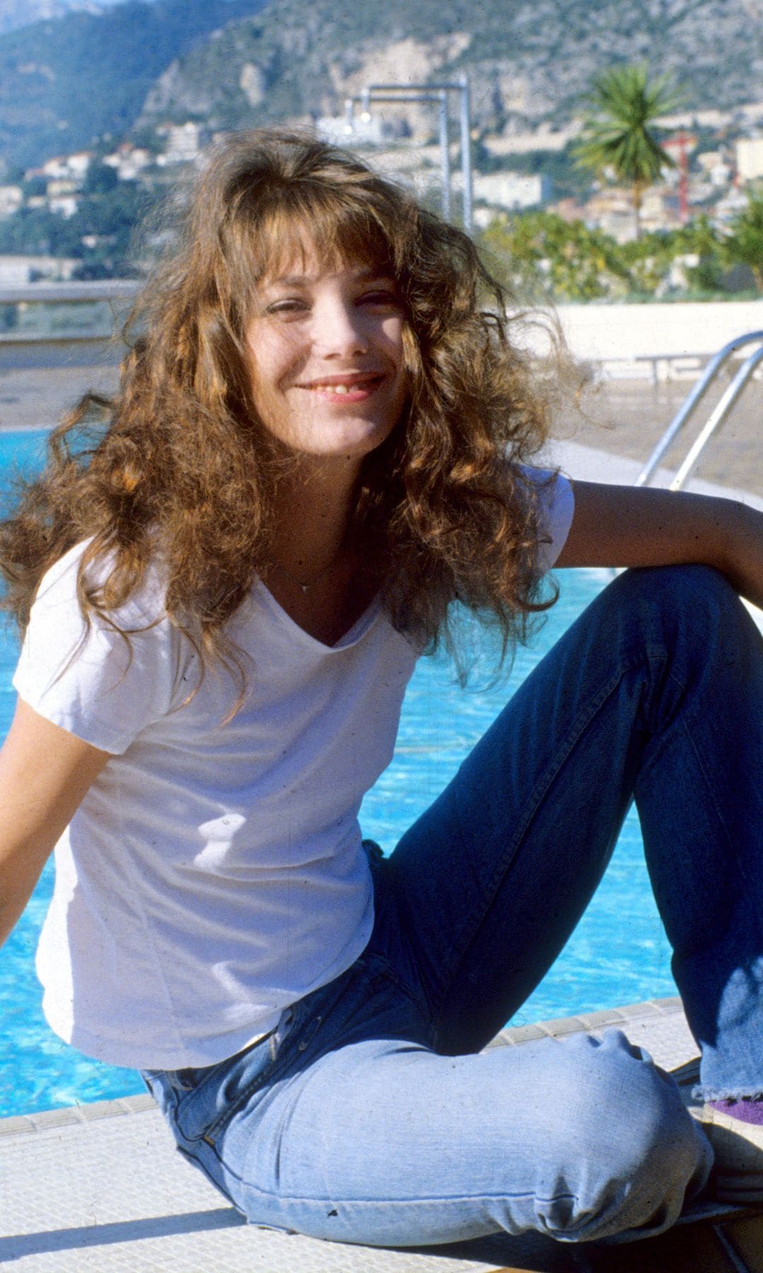 jane birkin vaqueros y camiseta blanca