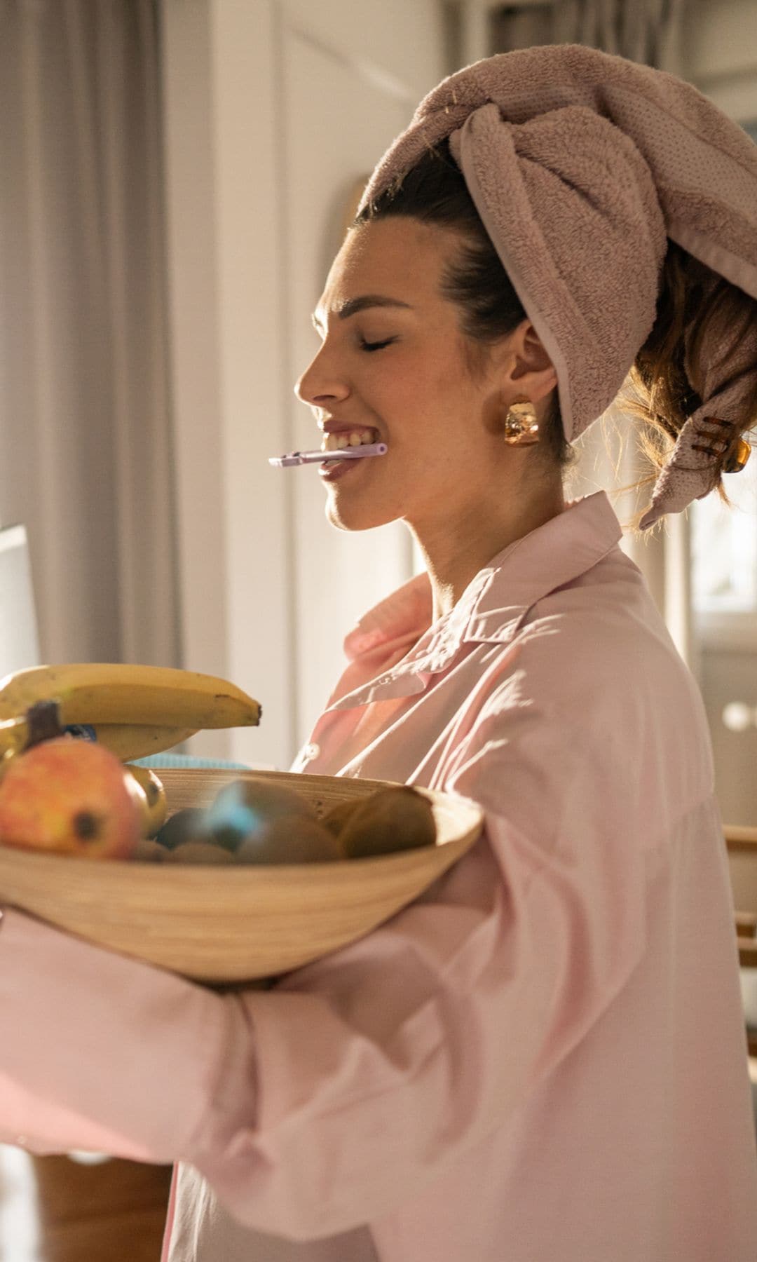 Mujer levando un bol de fruta 