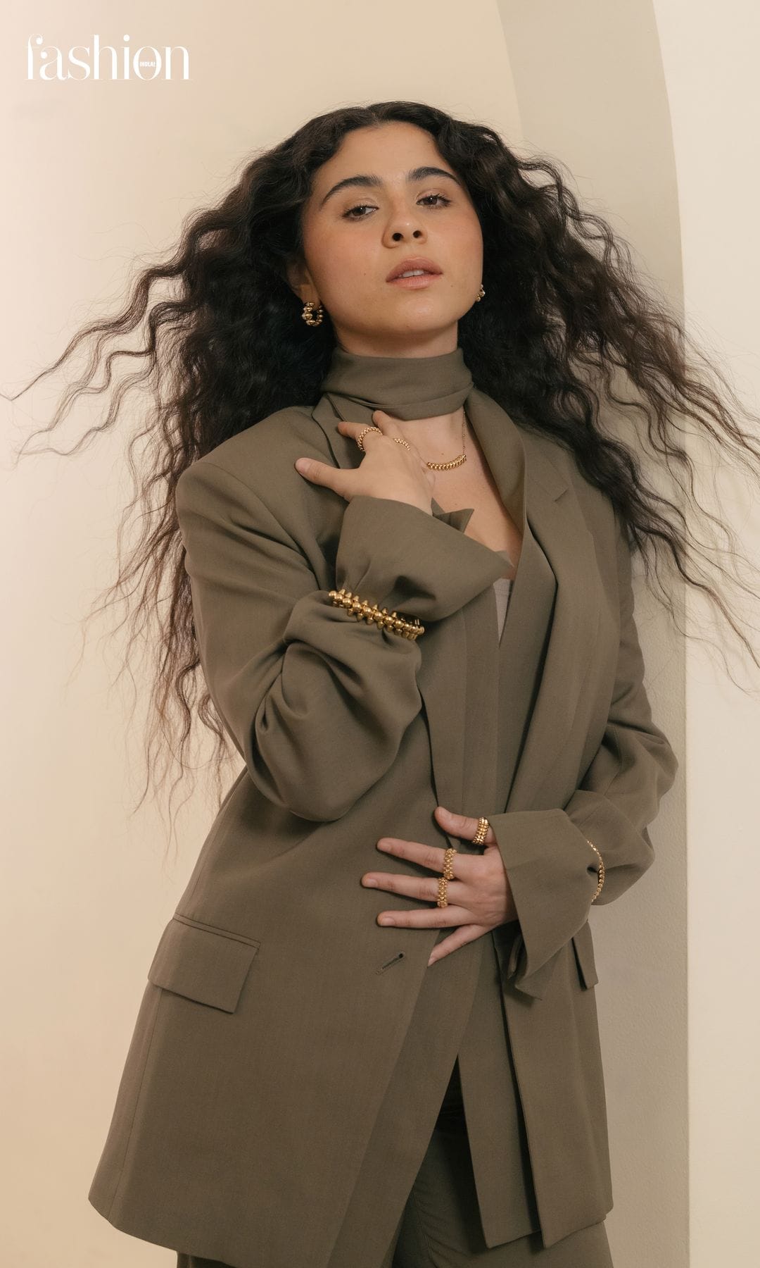 «La moda se ha convertido en una forma de visualizar mi propia evolución», declara Silvana, quien en esta imagen luce un total look de la prestigiosa firma italiana Ferragamo, reflejando su estilo sofisticado y en constante transformación.