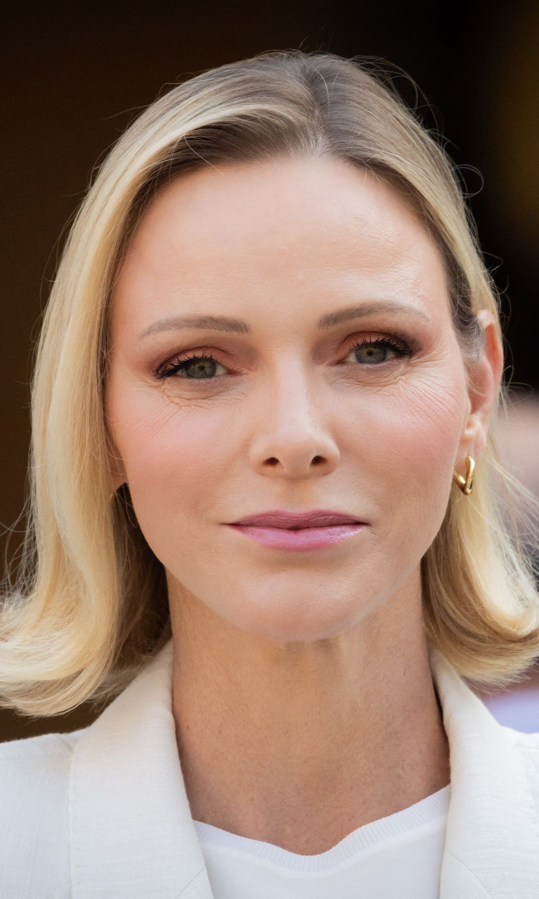 La explicación psicológica a por qué Charlene de Mónaco y otras 'royals' visten tanto con traje blanco: "Consiguen un equilibrio entre autoridad y cercanía"