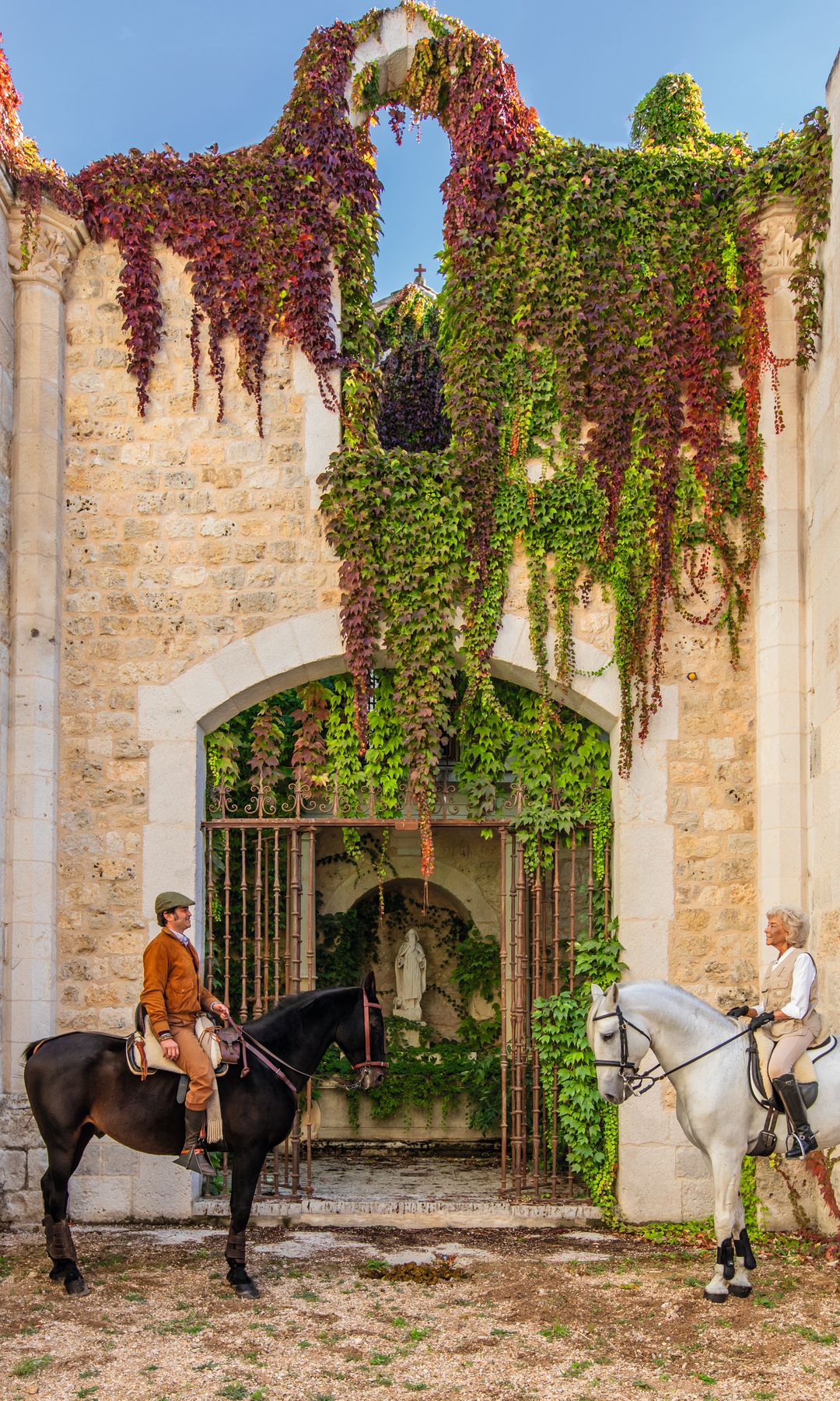Lucía y Lolo junto a una figura de San Pelayo