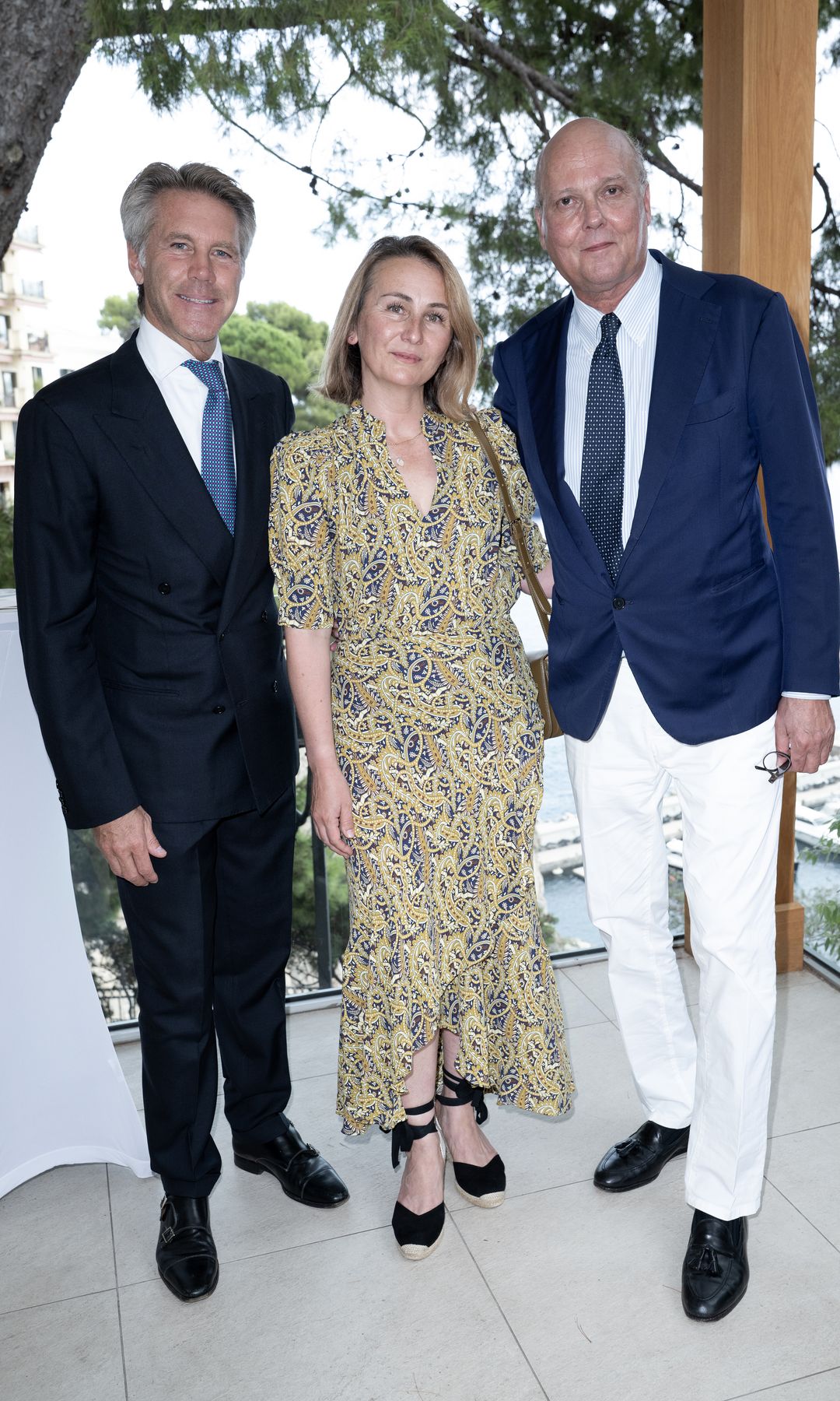 El príncipe Manuel Filiberto de Saboya con el príncipe Serge de Yugoslavia y doña Ilona Bokobska