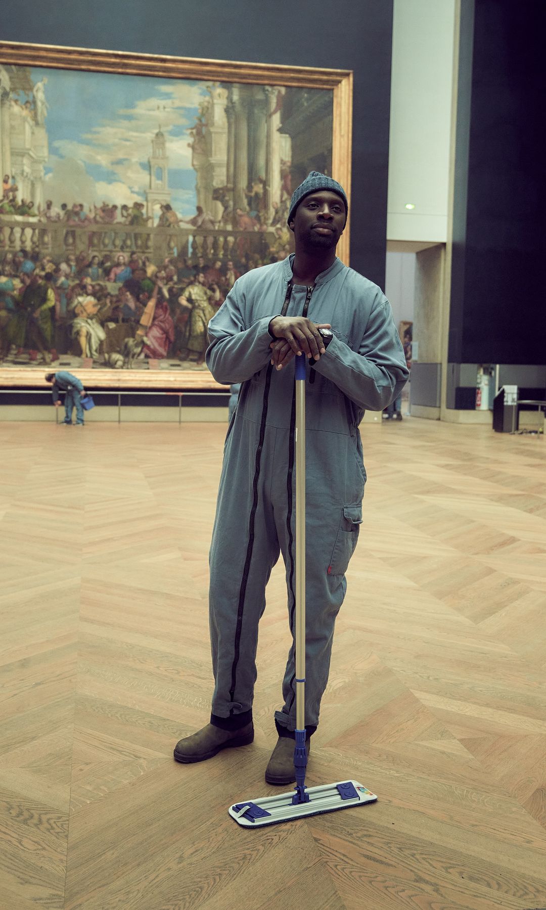 Omar Sy, en la piel de Assane Diop, infiltrándose como trabajador en el Louvre en el primer episodio de la serie Lupin