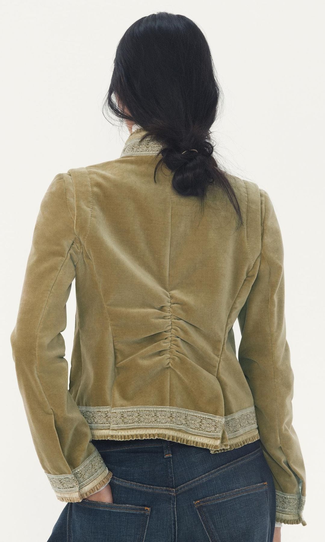 Chaquetas especiales de Zara para las cenas de Navidad que podrás reciclar en la oficina