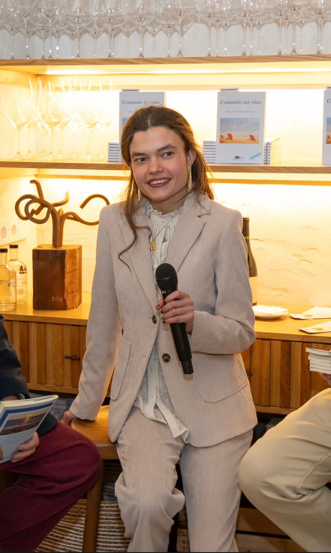 Inés de Limburg-Stirum, micrófono en mano en la presentación de su libro