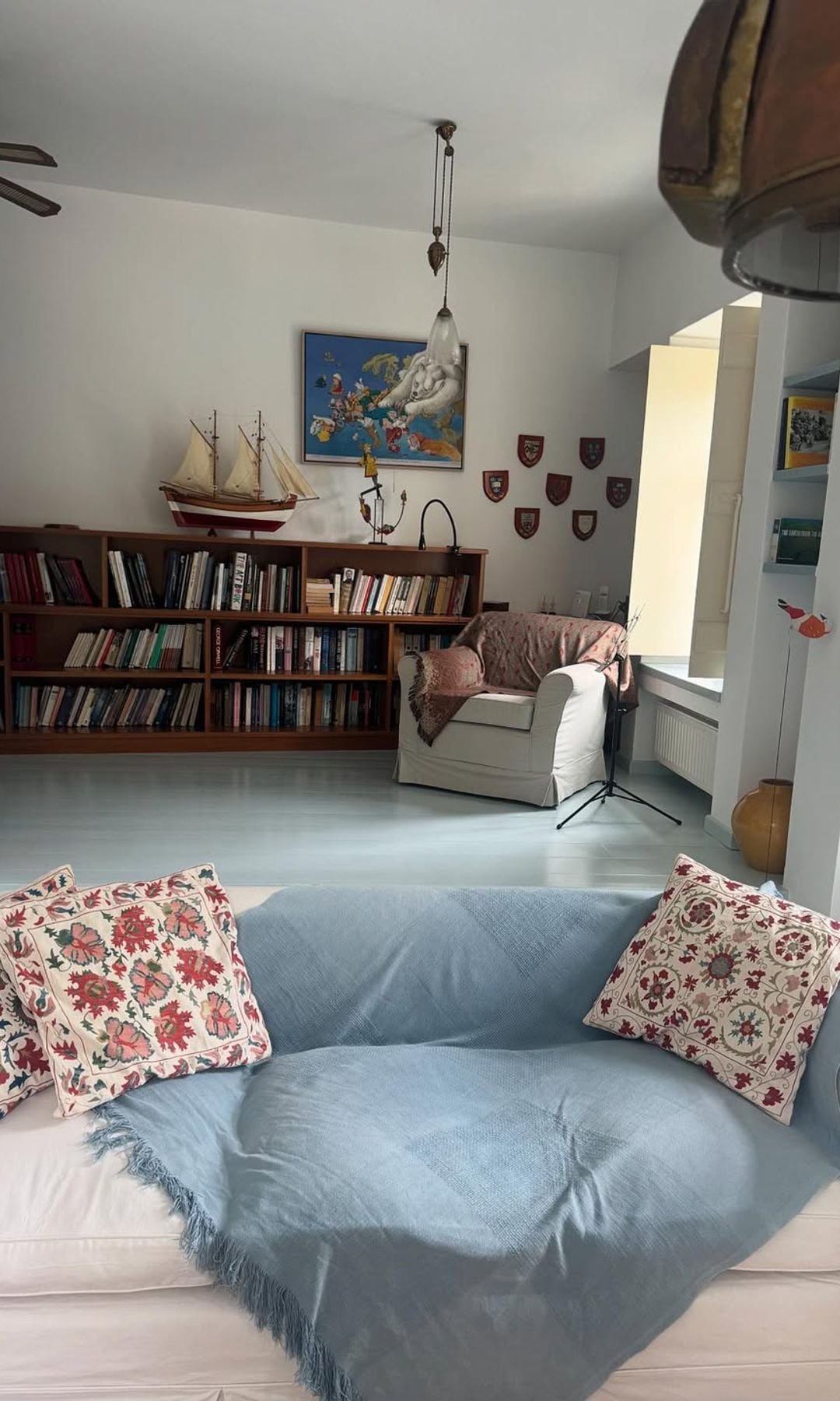 Sassa de Osma estrena la túnica de lino perfecta para llevar en verano con sandalias planas y tacones