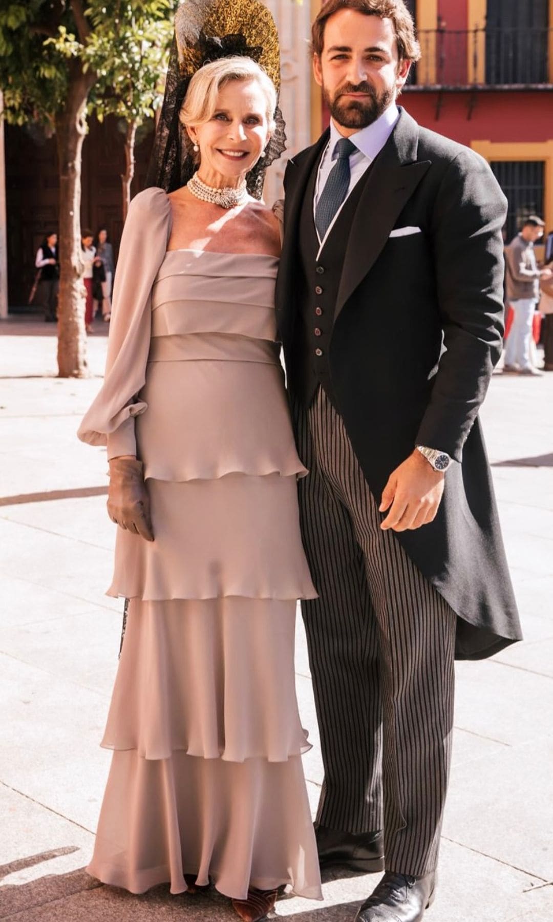 Madrina con vestido de Fátima González Atelier