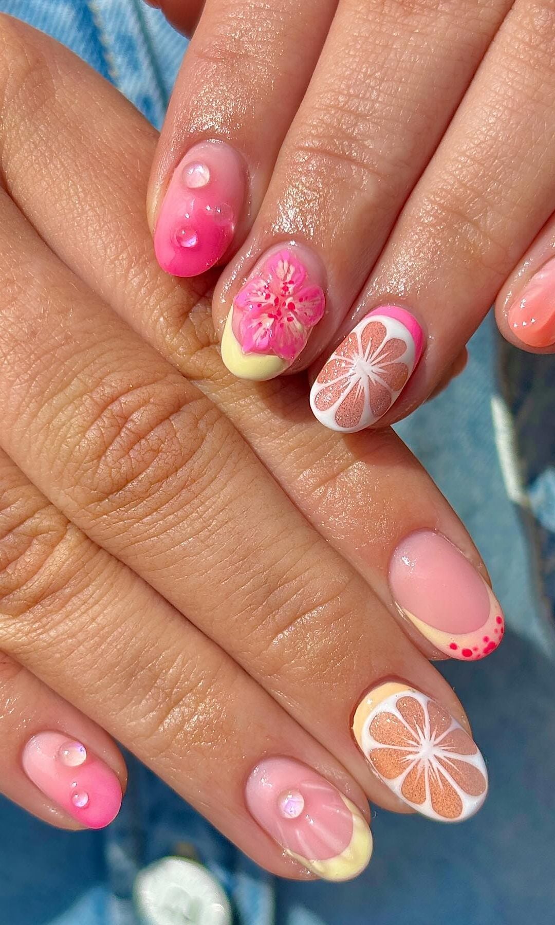 Manicura tropical en tonos atardecer