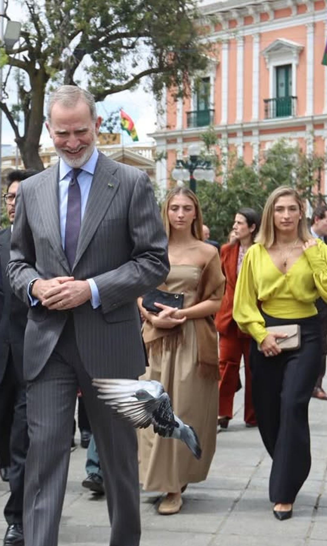 Catalina, con blusa color mostaza, ha sido clave para que su padre suba al poder