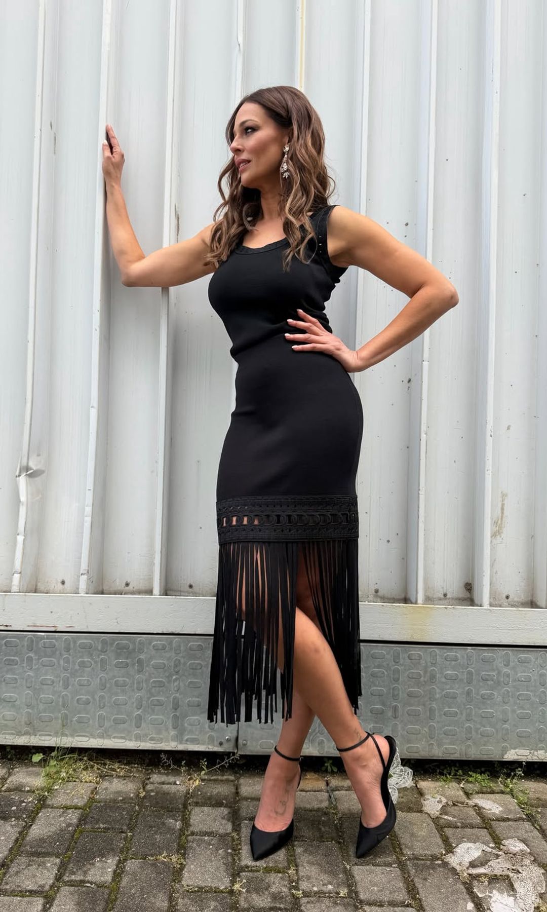Eva González confirma que el vestido negro más elegante no es minimalista: lleva flecos, brillo y unos zapatos Cenicienta
