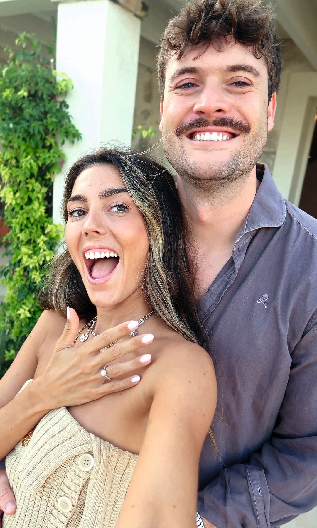 Ana Ferrer Padilla con su novio Mario posando con el anillo de su compromiso 
