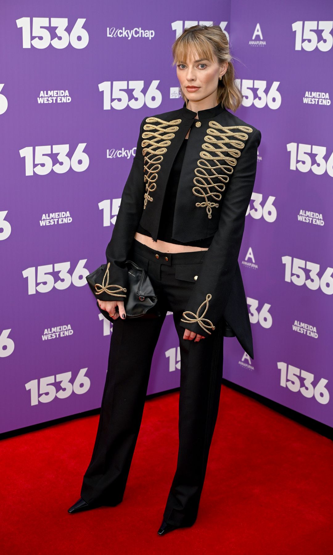 Margot posó con un look de Alexander McQueen.