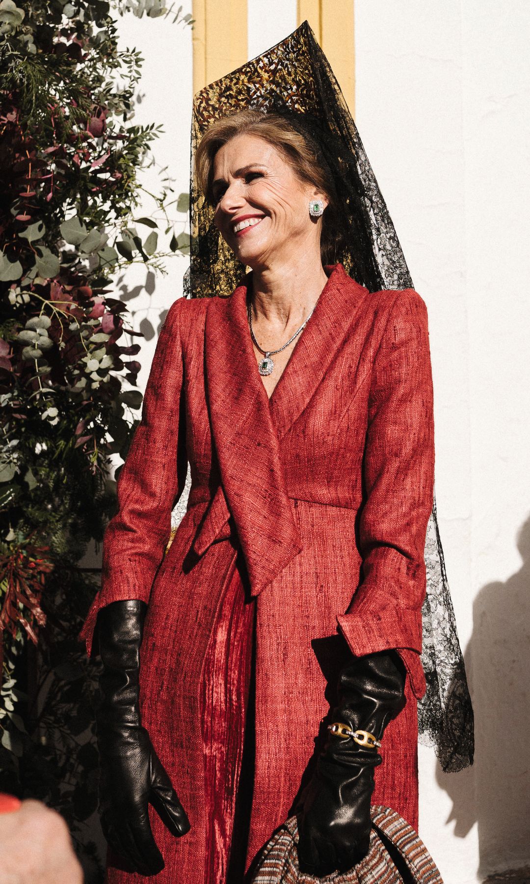 Con mantilla, de madrina, ambas de Poydel