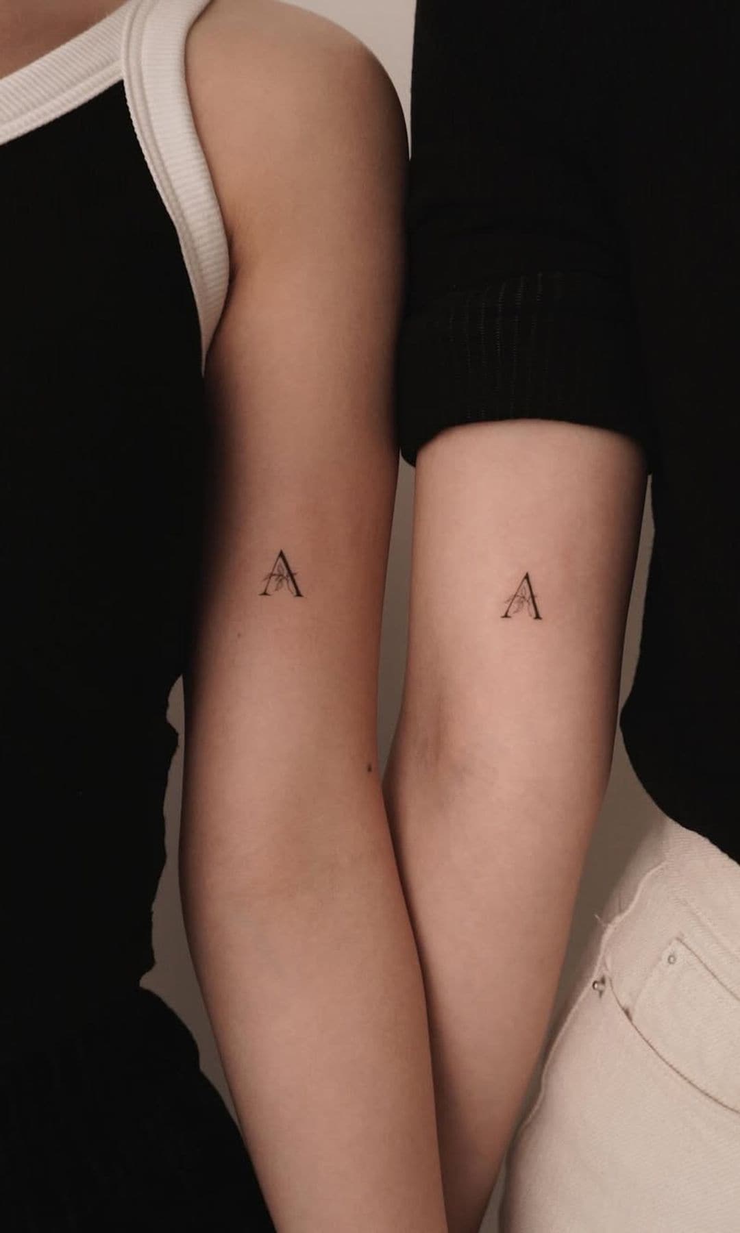 Tatuaje para madre e hija de iniciales