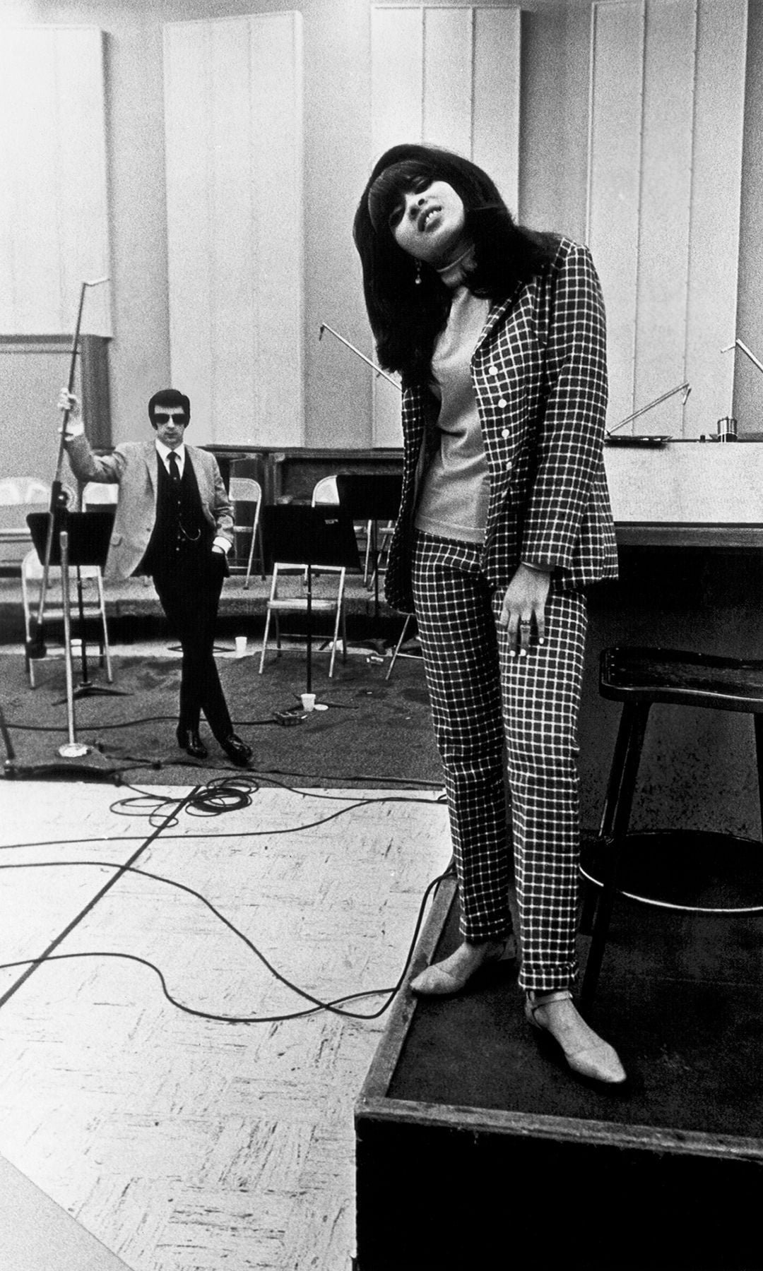 La cantante estadounidense Ronnie Spector, junto a su esposo, el productor musical Phil Spector, en los estudios Gold Star de Los Ángeles, California, alrededor de 1968.