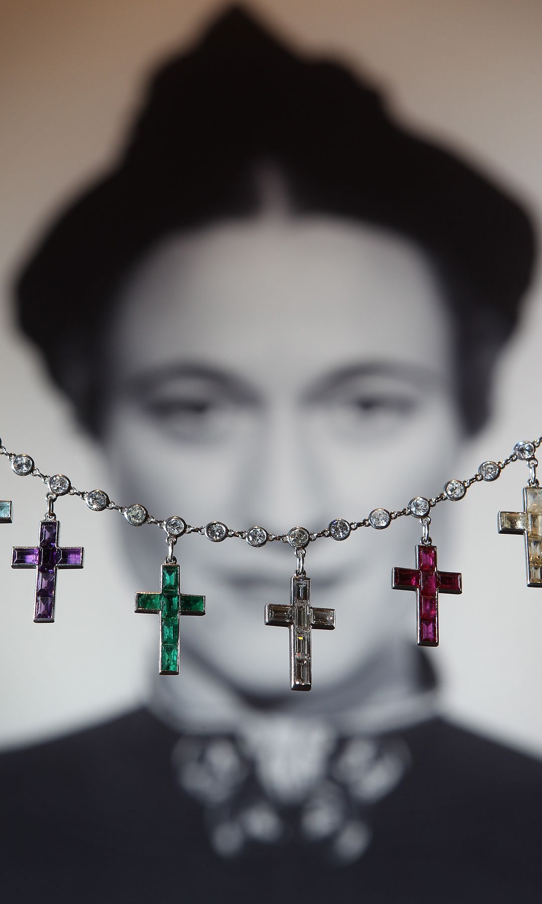 La pulsera de Cartier de Wallis Simpson con nueve cruces, entre ellas, la de esmeralda. Se subastó en 2010 y se vendió por 5,4 millones de euros.