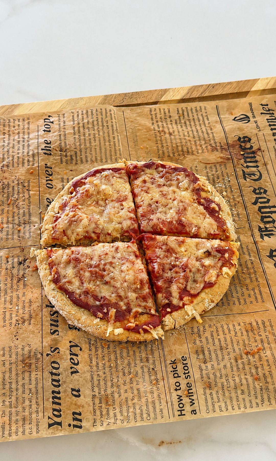 Pizza proteica viral elaborada con una base de queso cottage, salsa de tomate y queso fundido, presentada en cuatro porciones