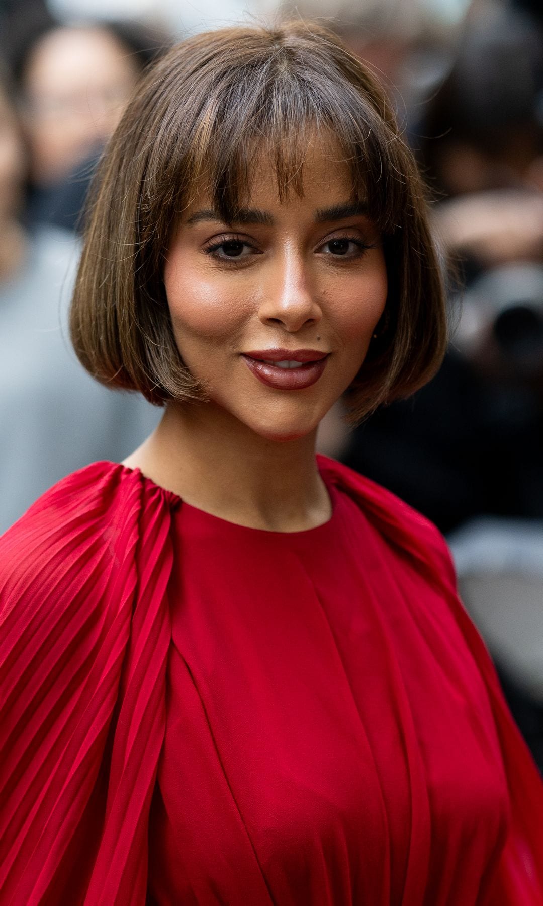 Mujer con pelo corto y flequillo