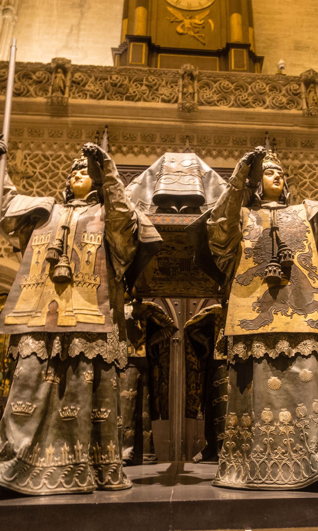 La tumba de Cristóbal Colón en la Catedral de Sevilla conserva el gran enigma de sus restos, disputados históricamente con Santo Domingo.