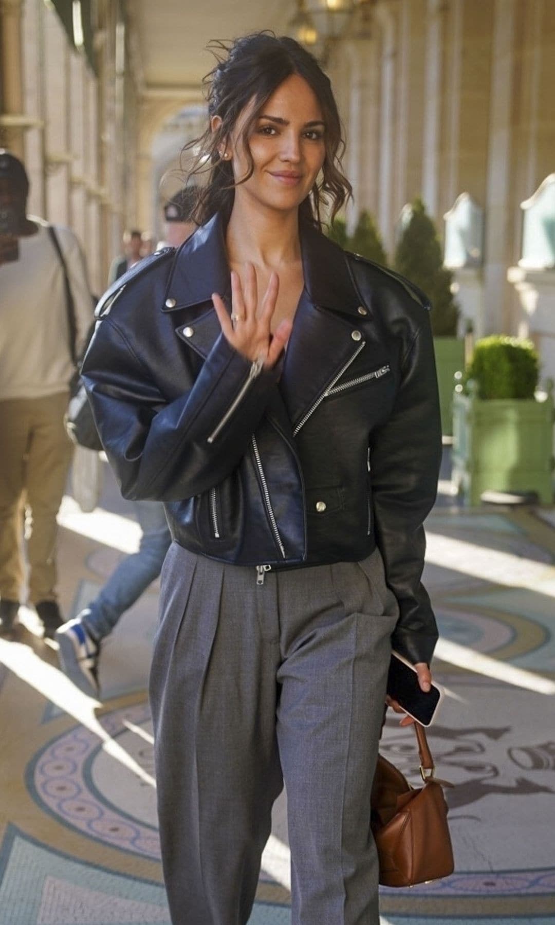 Eiza González conquista París con una chamarra de cuero elegante y 'oversized'