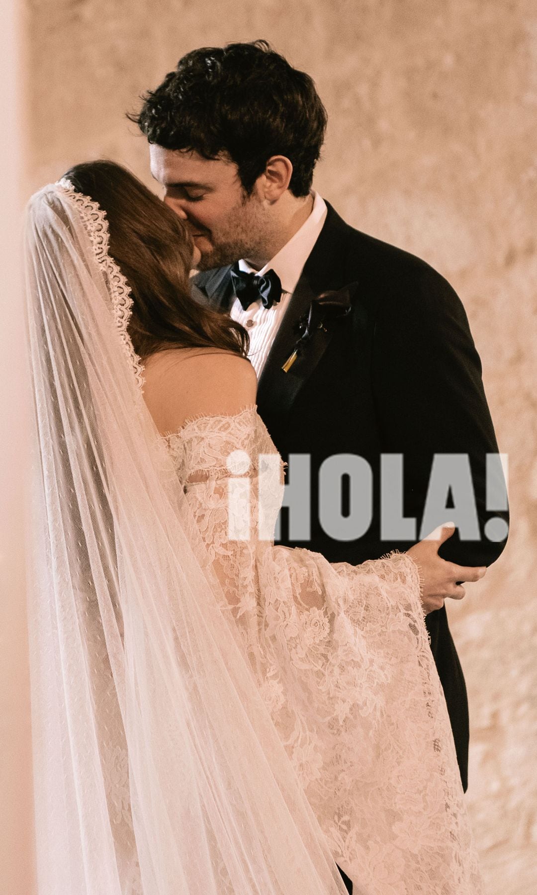 El romántico beso de película en el que se fundieron los recién casados