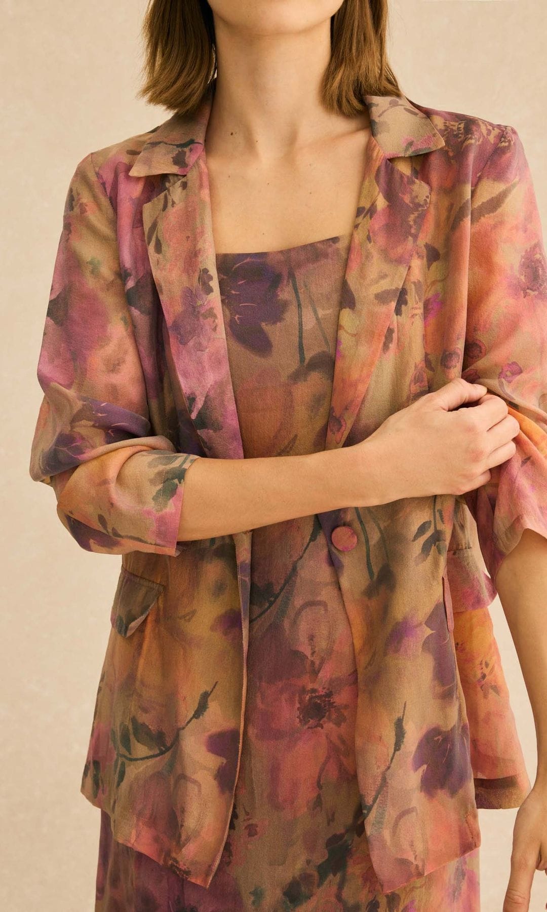 Look de blazer y vestido para madrinas de Bimani