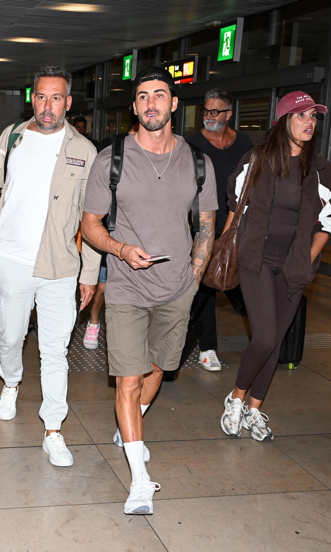 Sonia Monroy, Noel Bayarri, Kike Calleja, Iván González, Carlos Alba, Jessica Bueno y Tony Spina en el aeropuerto para viajar a Honduras, a 31 de agosto de 2025, en Madrid (España)