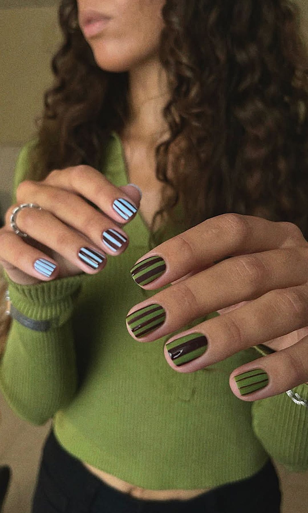 Manicura de rayas bicolor