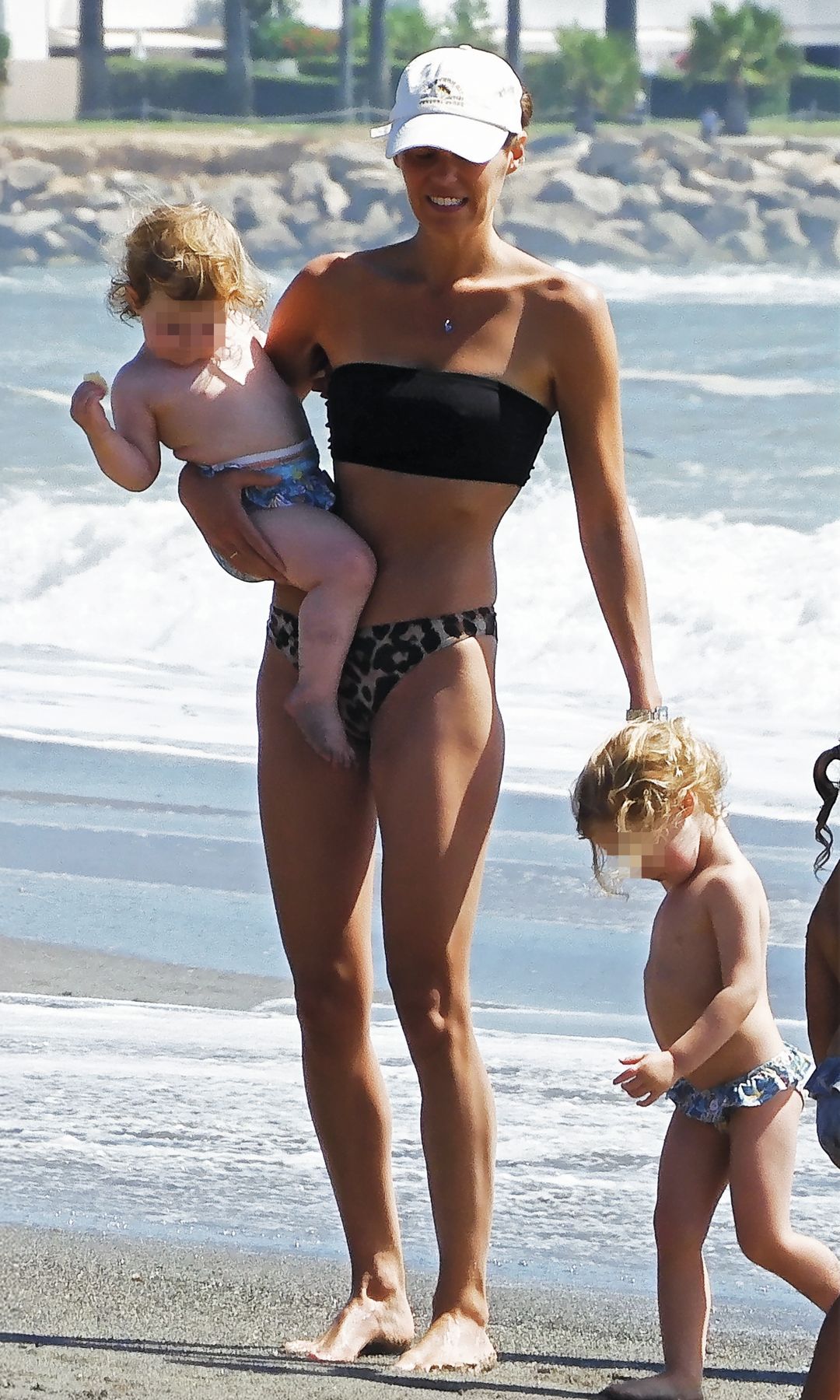 CLAUDIA OSBORNE Y JOSÉ ENTRECANALES VACACIONES EN SOTOGRANDE Y EN FAMILIA: JUEGOS CON SUS HIJAS EN LA PLAYA Y OTRO BEBÉ EN CAMINO